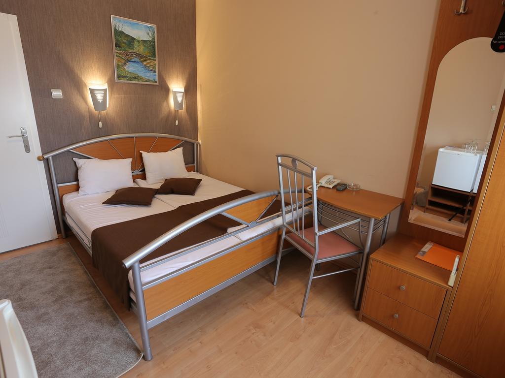 Hotel Zeneva Kragujevac Ngoại thất bức ảnh